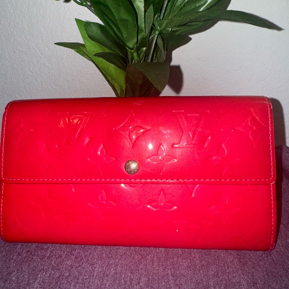 Preloved LV vernis red wallet.. CHAIN NOT INCLUDED